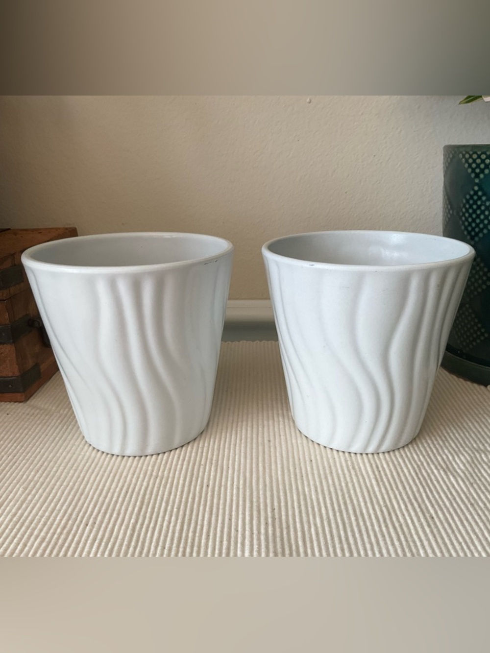 Set of 2 White Plastic Planter cache pots with Wave Texture